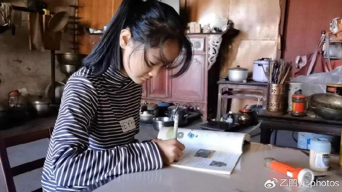 年幼妈妈离婚，爷爷患病十几年，11岁漂亮女娃帮奶奶撑起家