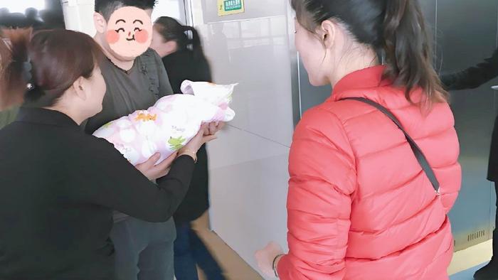 新生儿的“第一抱”是有讲究的，除了宝爸，这3种人再亲也别让抱