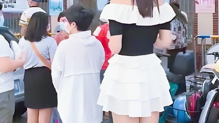 宝妈穿超短裙接娃放学，被其他家长集体攻击，老师的回应打脸众人