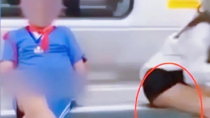 “性早熟”究竟有多可怕？地铁上发生的这一幕就是实证