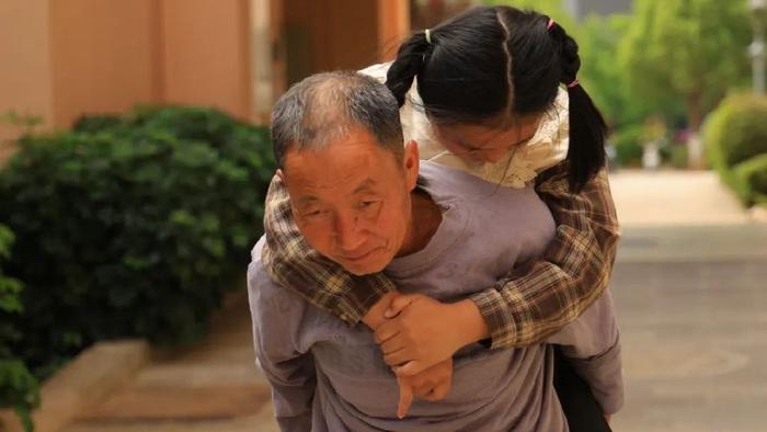 袖珍女童出生仅一斤，如今妈妈摔断脊柱，外公拼命守护却熬不下去了