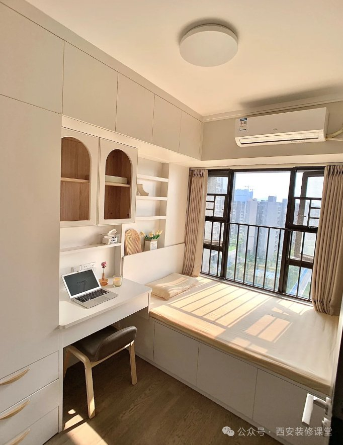 利用飘窗空间直接定制榻榻米,这样就可以腾出地方实现衣柜收纳和书桌