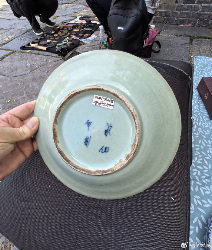 清中期豆青釉地青花山水风景图盘