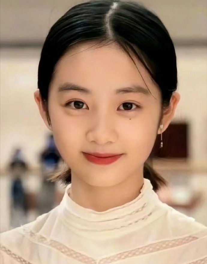 孙莉发文祝福女儿高中毕业,18岁黄多多戴毕业礼帽,侧颜精致漂亮