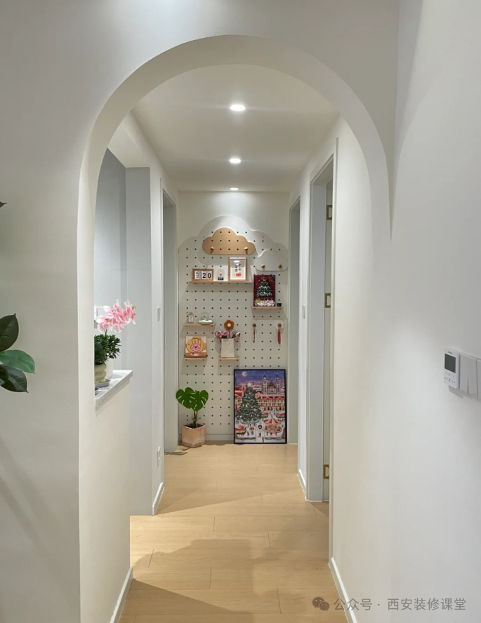 过道背景白色的云朵造型洞洞板,兼顾展示作用,装饰了过道空间拱形洞洞