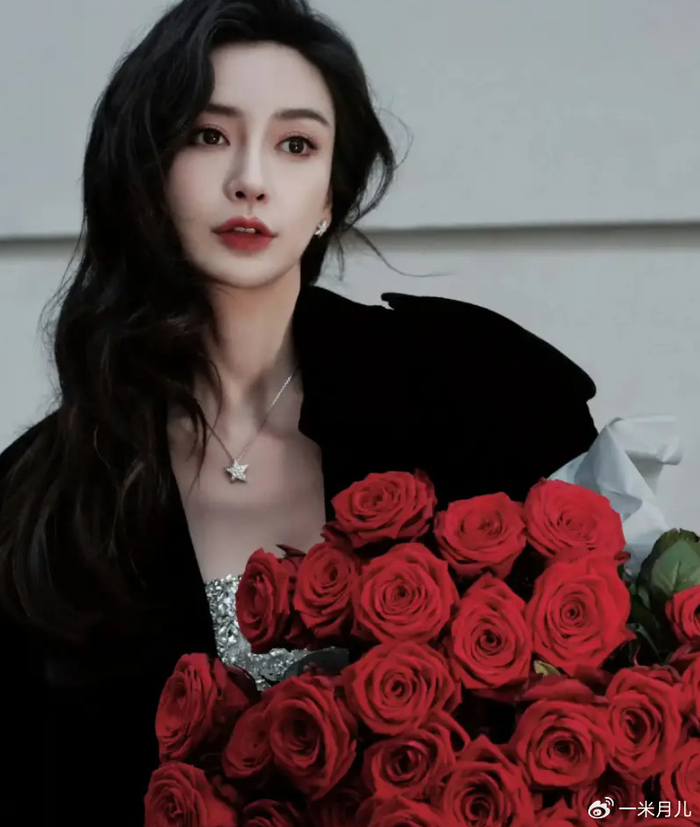 杨颖刚过完生日便晒与家人合照小海绵格外的帅气