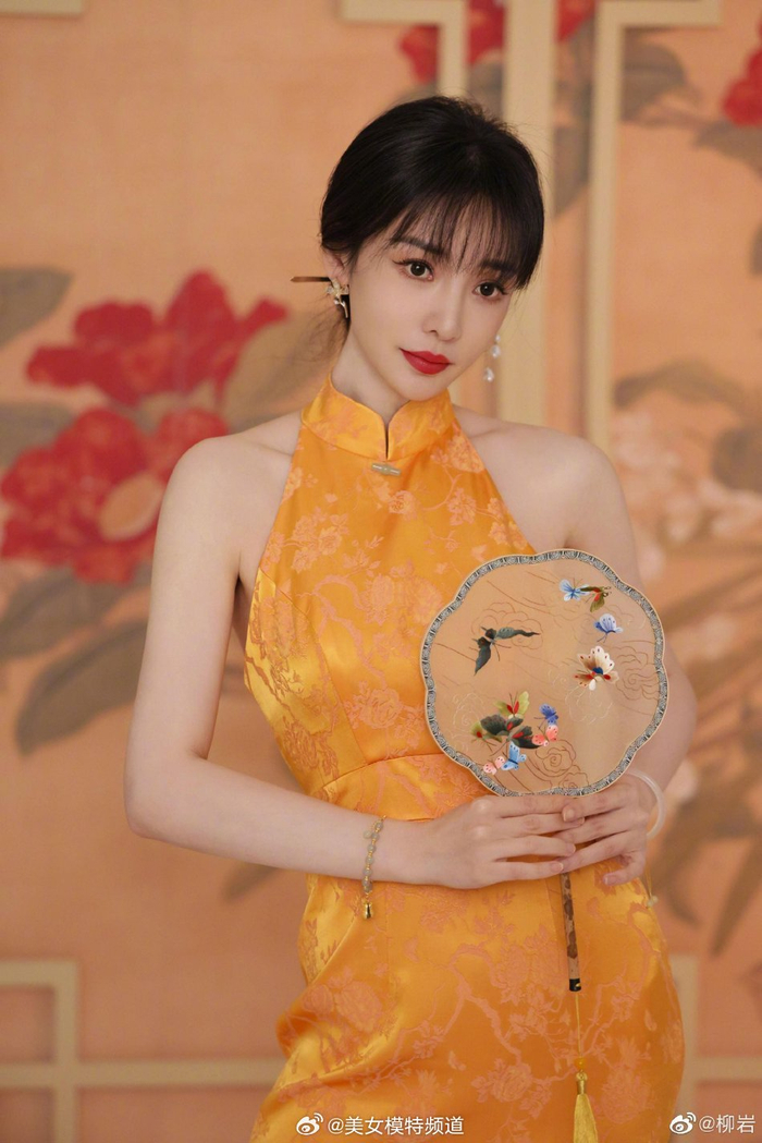 柳岩晒露背旗袍装执扇好优雅