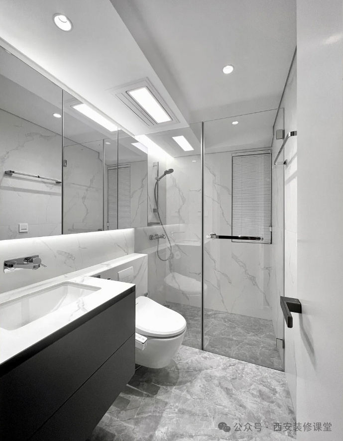 卫生间顶部是楼上的沉降池,原始天花就比较低,要装浴霸,整体下吊会更