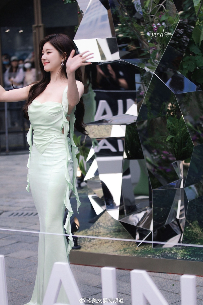 赵露思穿薄荷绿吊带露背长裙身材曼妙性感不失俏皮