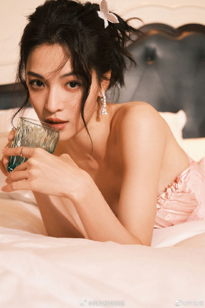 钟楚曦穿抹胸短裙拍写真身材凹凸有致长腿吸睛