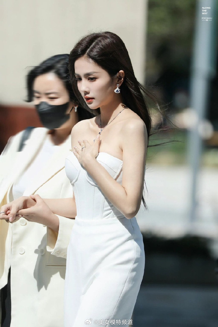 白鹿白色抹胸造型参加活动 长发披肩皮肤白皙气质绝佳