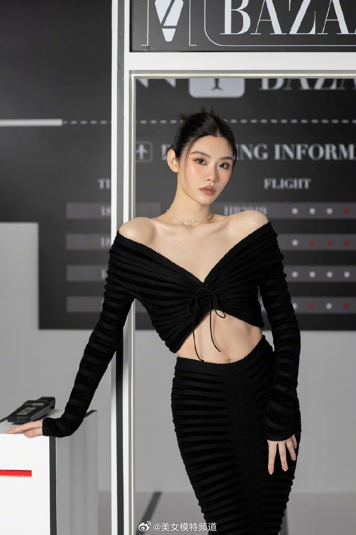 奚梦瑶黑色抹胸上衣秀锁骨直角肩超模气场全开