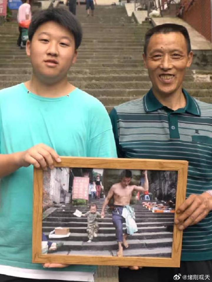 刘荣庆七一杂咏九首:一个棒棒军及其儿子14年前后同框