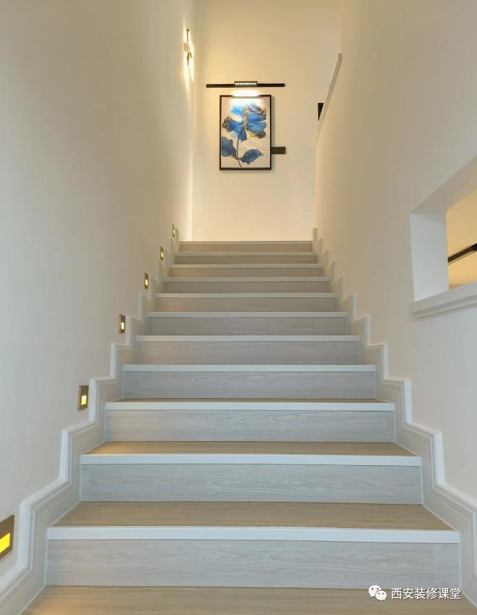 可以让楼梯更温馨,更有艺术感石材护墙板与温馨壁布,搭配出奢华温馨的