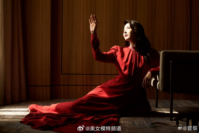 曾黎着红色露背长裙美艳大方一抹红唇映衬气色极佳