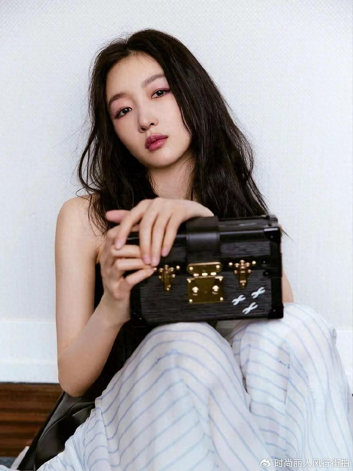 穿抹胸裙用英文交流好长脸,被富婆吐槽耍大牌|周冬雨|抹胸裙|英文