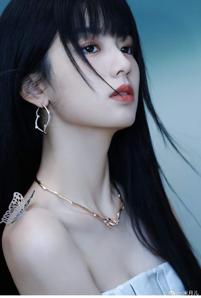 那么作为一个艺人呢,周也也出演了多部影视剧,还有