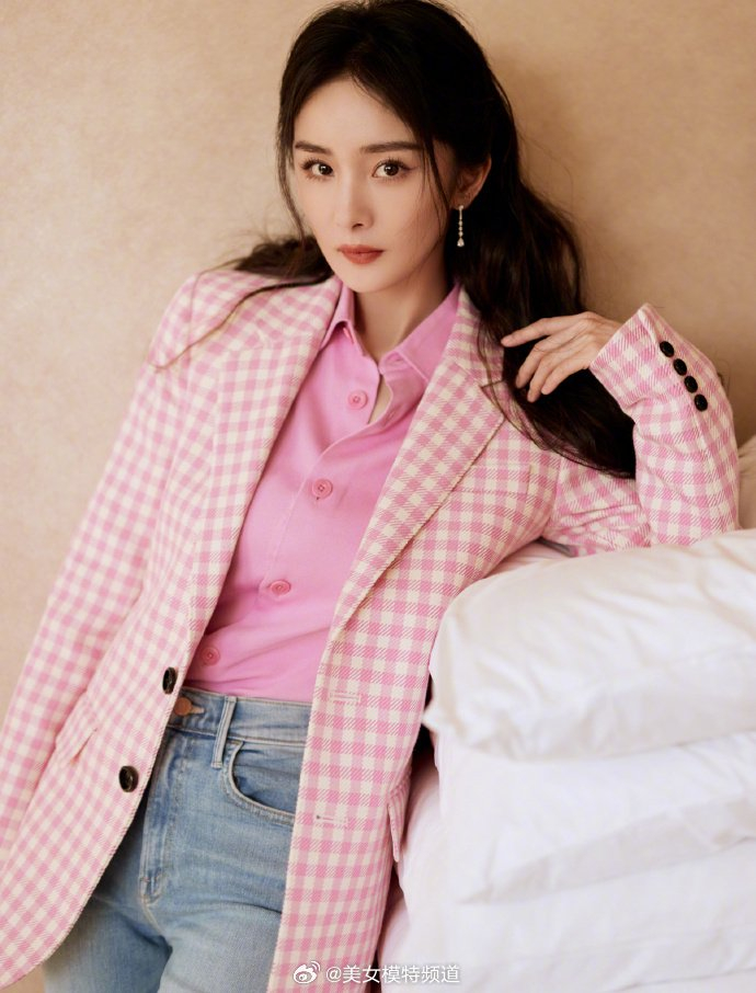 杨幂粉色格子西装造型 清纯靓丽大秀完美好身材