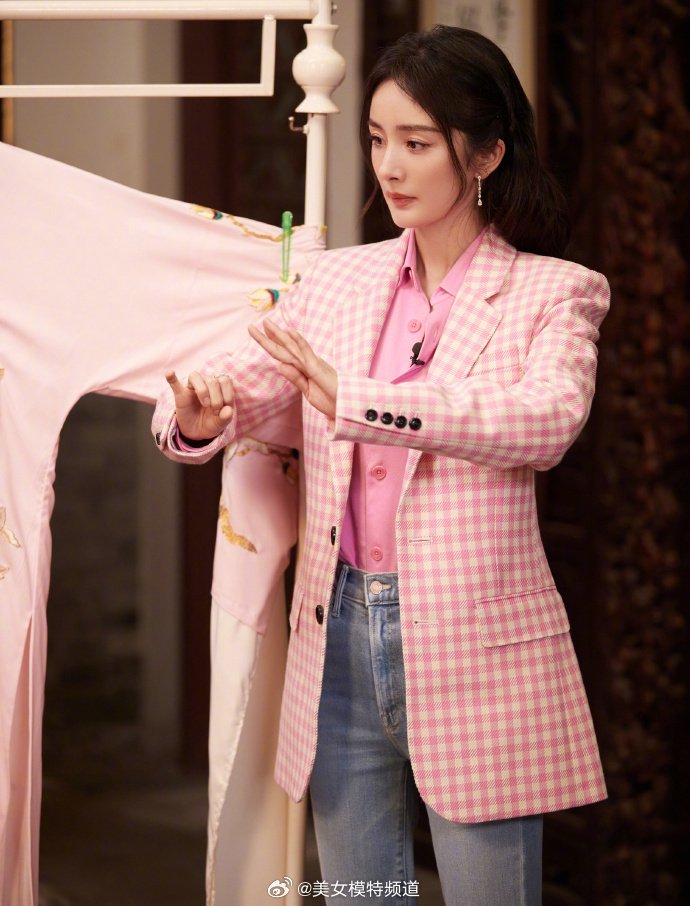 杨幂粉色格子西装造型 清纯靓丽大秀完美好身材