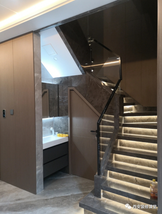 室内楼梯下成就卫生间,空间利用新招|楼梯|卫生间|空间_新浪新闻