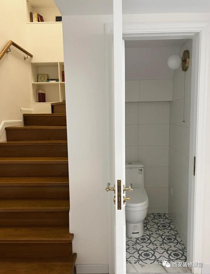 室内楼梯下成就卫生间,空间利用新招