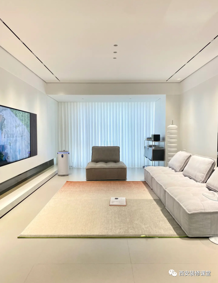 大面积吊顶,筒灯 轨道灯/线性灯.