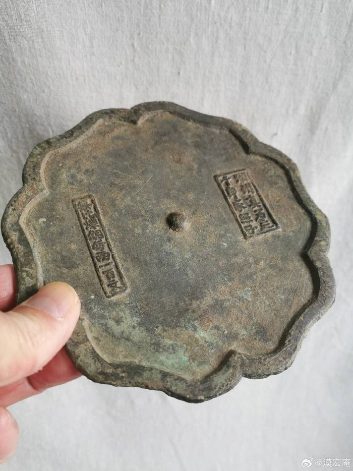 而作为打造兵器和制作货币的铜材极度匮乏,致使宋代铜镜大多造型较薄