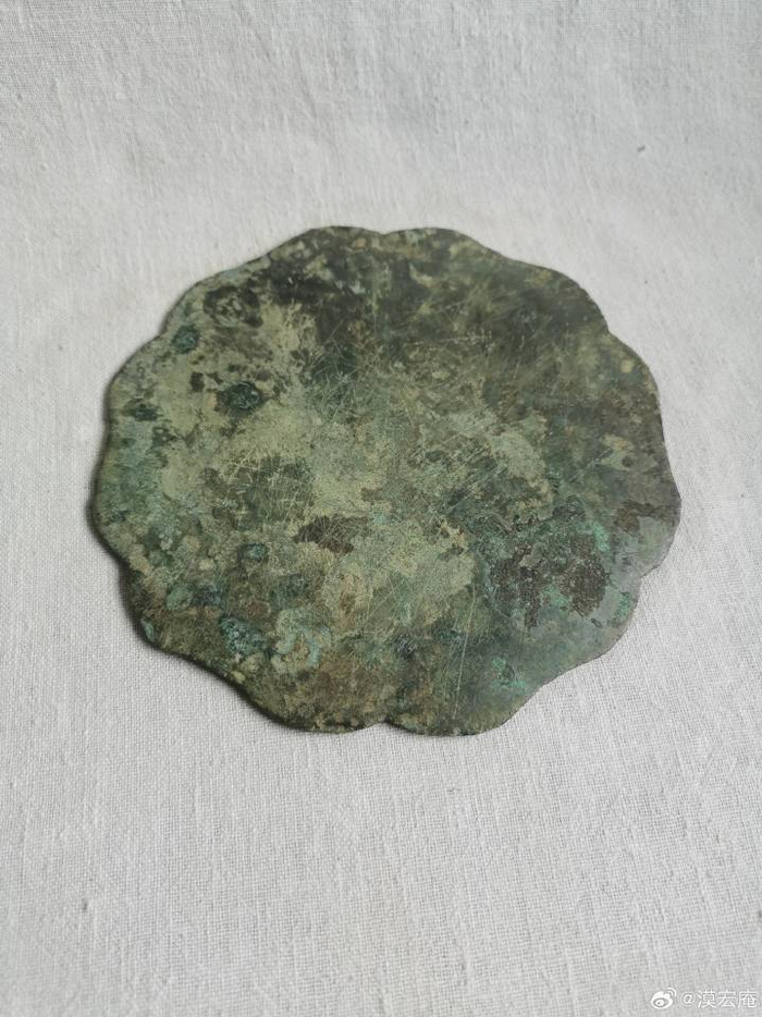 铜镜铭文历经千年仍笔道清晰,字体完好无损.