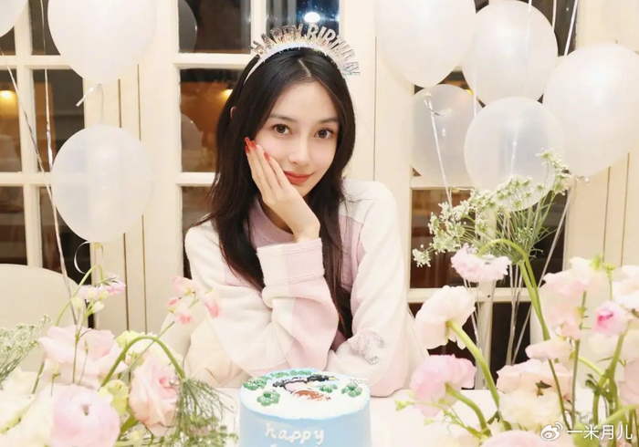 杨颖刚过完生日便晒与家人合照小海绵格外的帅气