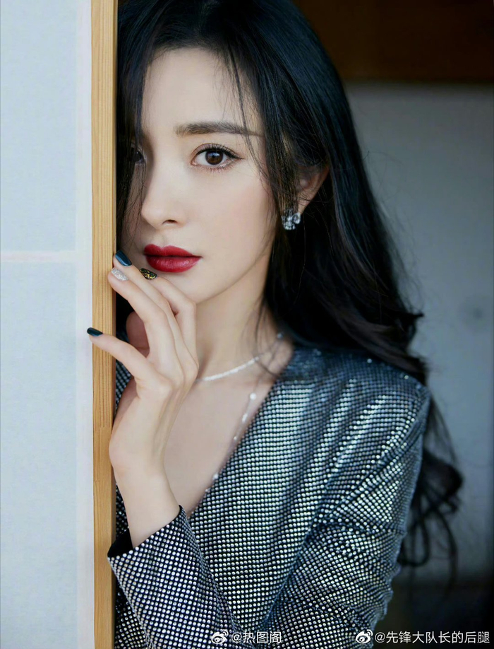 杨幂 实在是太靓了! ! ! 后几张是时尚芭莎封面