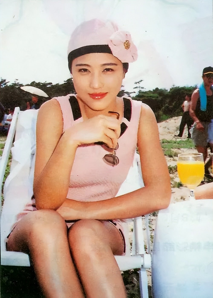 周海媚,最后一段感情相守12年,未能结婚,从此投身公益独居生活|周海媚