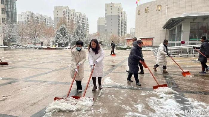 降低安全風險,築牢安全防線,福泰小學教師對學校校門口,升旗廣場,停車