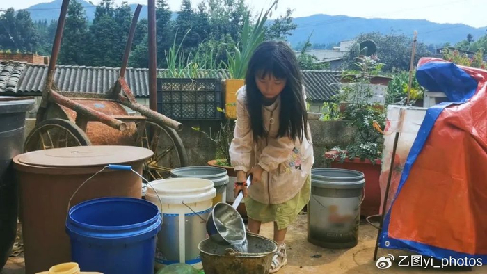 巨债,9岁女童把自己活成大人,手上满是老茧|患病|打工|茧子_新浪新闻