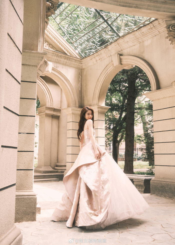 张雪迎刺绣长裙