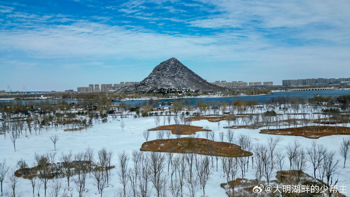 山在湖中,湖在雪里,天地一色,银装素裹,好似冰雪琉璃的绝美仙境
