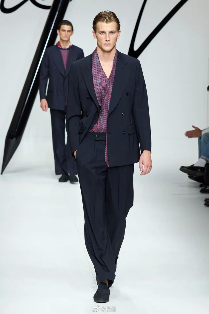 giorgioarmani2024春夏系列男装秀营造度假氛围感