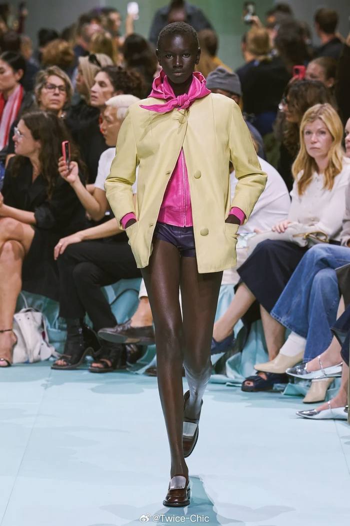 Prada 2025春夏系列 “繁中有序”,昨晚秀场上一些的美丽配色