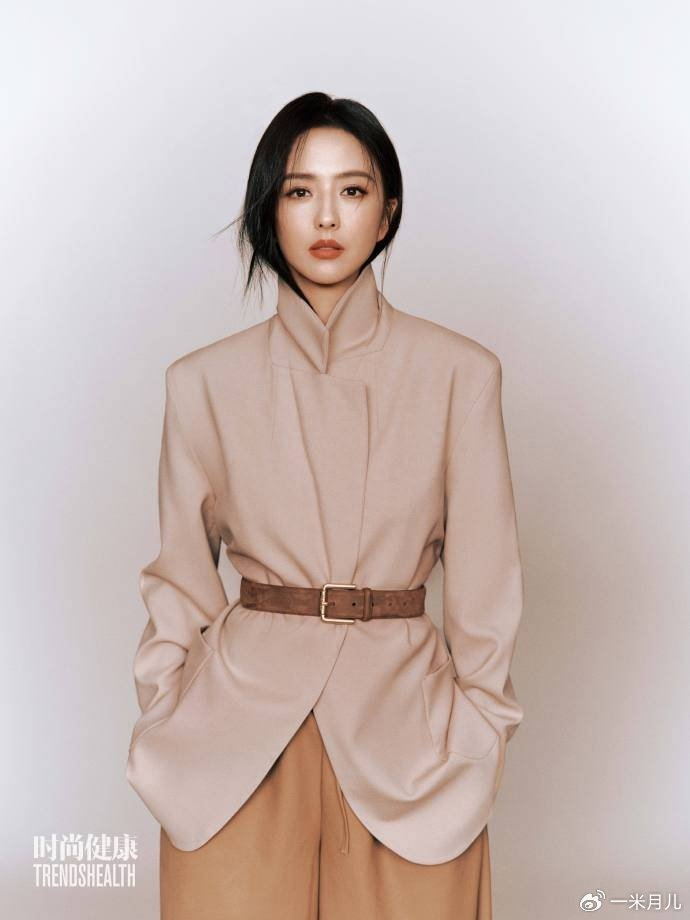 中公布恋情,次年1月两人在大溪地岛举行婚礼,2016年1月佟丽娅晒出自己