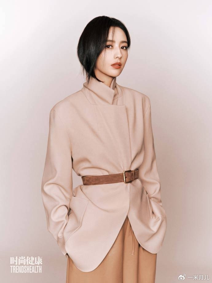 佟丽娅开叉长裙写真,绽放完美身材,女王范十足!