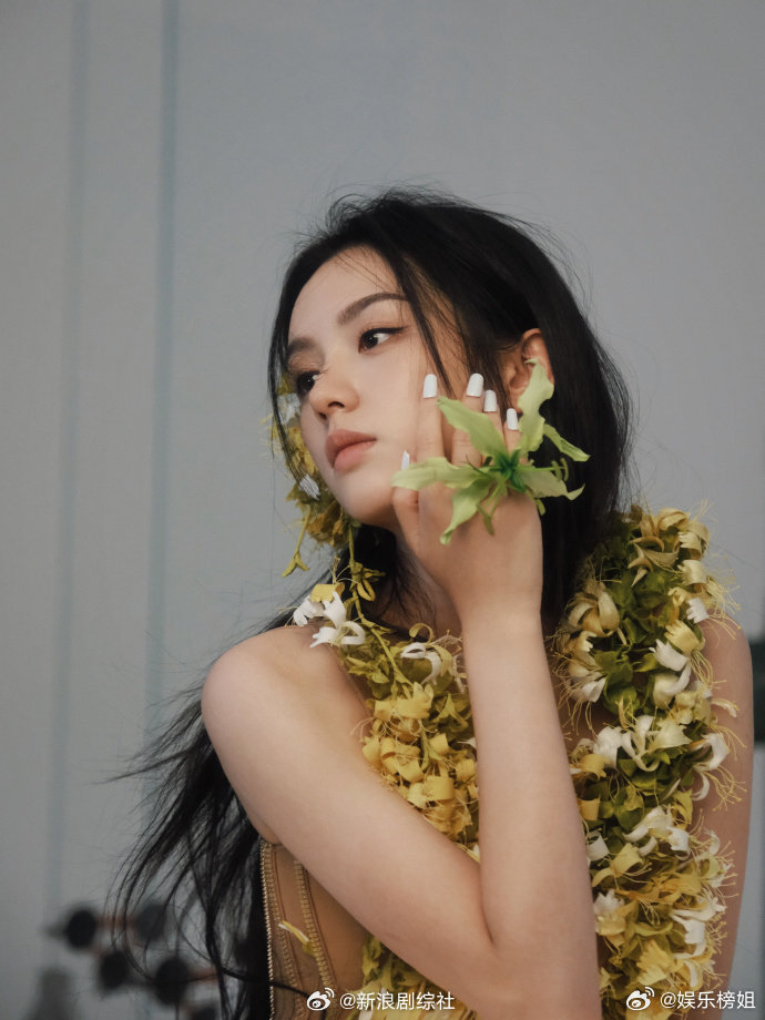周也1刊2封达成周也白色美甲好美周也硬照的神杂志是也子的统治区