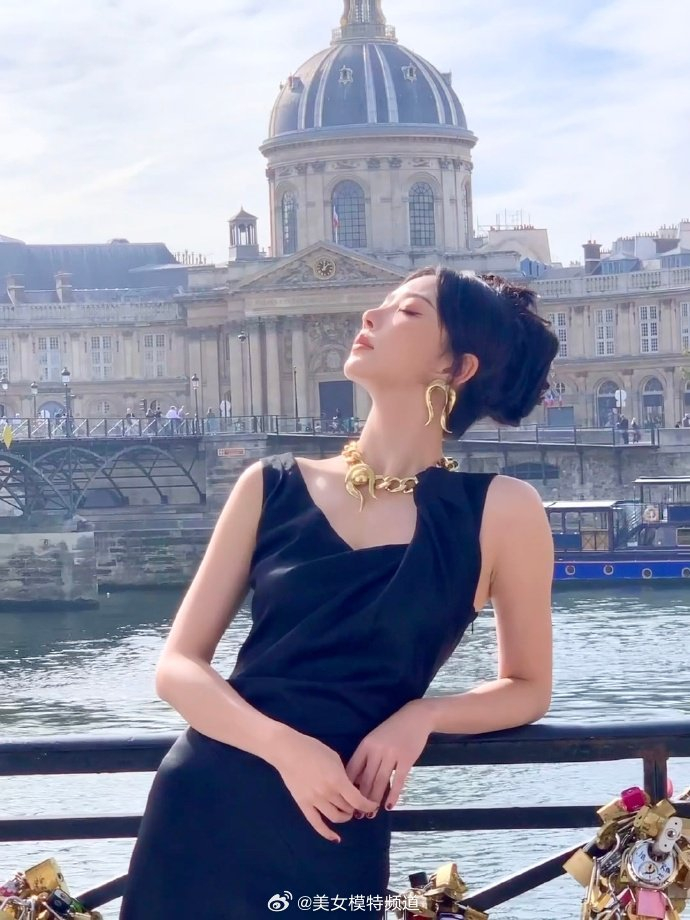 孔雪儿晒时装周造型黑色礼服裙优雅美丽面庞精致