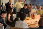 46岁姚明携父母出席家族婚礼，与亲人开心饮酒，毫无巨星架子