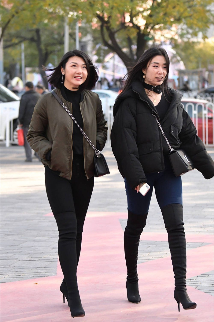 尖头细跟袜靴,6厘米的高度,搭配紧身裤,衬托出微胖身材