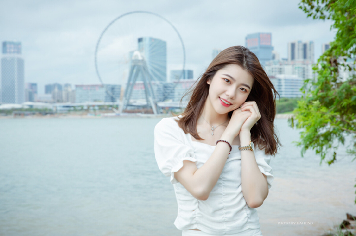 这样头发会自然遮住一边脸,配合看着镜头,轻松简单,拍照俏皮自然又