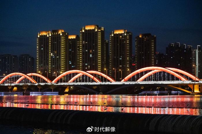 太原汾河河畔夜景美如画 已成民众夜间消暑场所