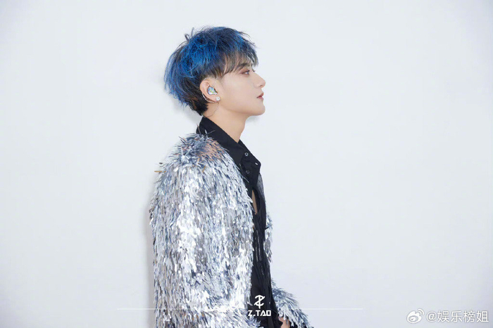 黄子韬演唱会蓝色挑染造型帅炸了现场好绝