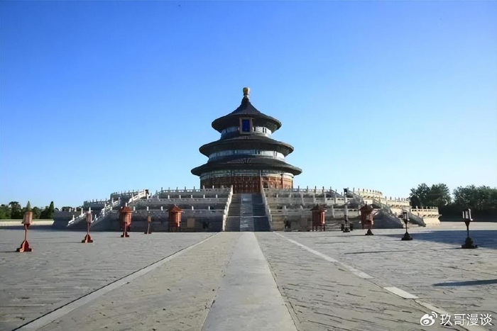 祈谷坛由祈年门,祈年殿,皇乾殿等建筑组成.