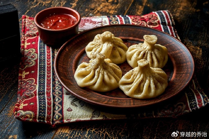与中国的小笼包很像,外皮的褶皱聚集在顶部,里面塞满混有香料的牛肉和
