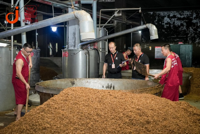 从销售规模来看,多年来,白酒市场的销售额始终保持在6000亿元左右.