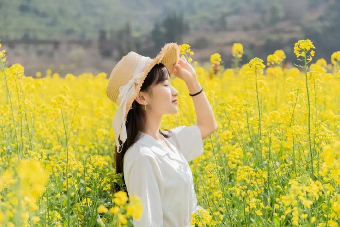 油菜花拍照,11个实用拍照姿势技巧,做油菜花田最美的一个